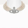 Colier cu trei rânduri de perle în basorelief Colier cu trei rânduri de perle în basorelief